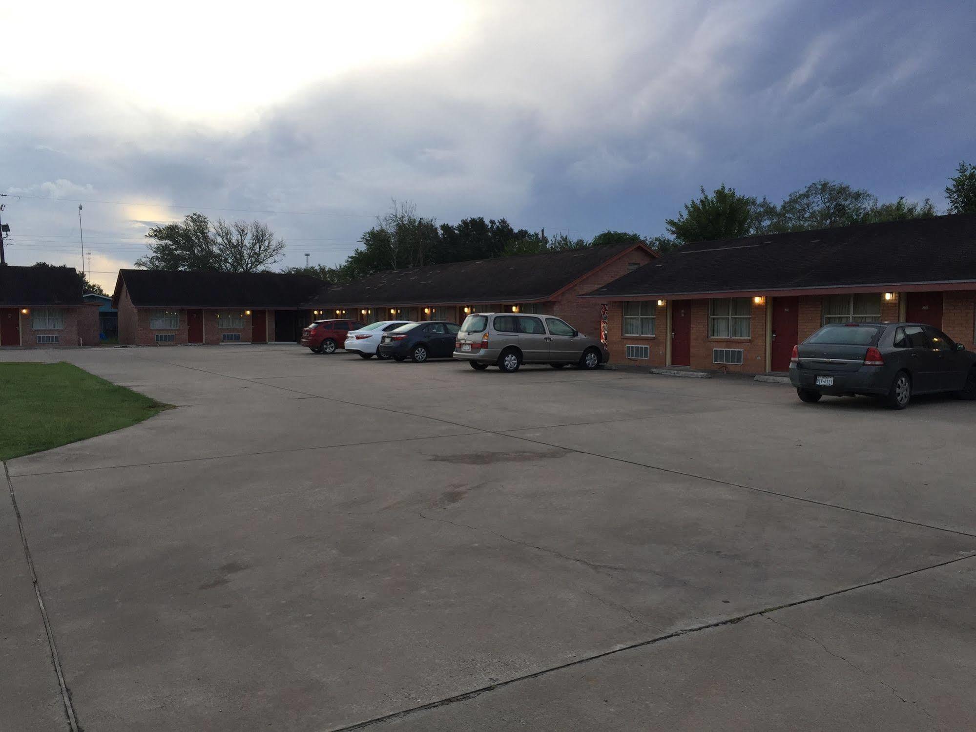 Lakeside Inn & Suites By Oyo Mathis I 37 Exterior foto
